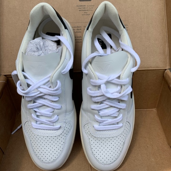 Veja V-10 white with black (BRAND NEW, NEVER WORN) - Picture 3 of 5